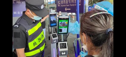 深圳北站啟用智能防疫新設(shè)備 人臉識別測溫與粵康碼核驗(yàn)一體機(jī)